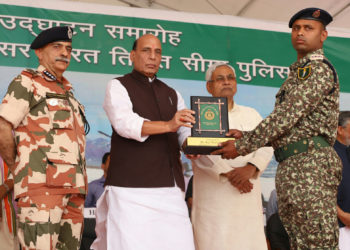 The Union Home Minister, Shri Rajnath Singh presenting a memento to an ITBP personnel, during the inauguration of the several projects, the ITBP 6th Battalion, at Chhapra, in Bihar on April 22, 2018.
	The Chief Minister of Bihar, Shri Nitish Kumar and the DG, ITBP, Shri R.K. Pachnanda are also seen.