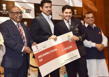 The Minister of State for Youth Affairs and Sports (I/C) and Information & Broadcasting, Col. Rajyavardhan Singh Rathore felicitating the Medal Winners of the Commonwealth Games, at a function, in New Delhi on April 30, 2018.
	The Secretary, Youth Affairs, Dr. A.K. Dubey is also seen.