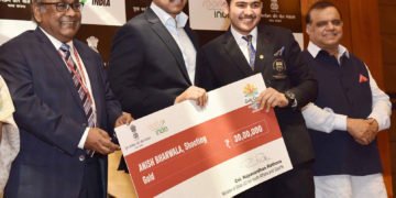 The Minister of State for Youth Affairs and Sports (I/C) and Information & Broadcasting, Col. Rajyavardhan Singh Rathore felicitating the Medal Winners of the Commonwealth Games, at a function, in New Delhi on April 30, 2018.
	The Secretary, Youth Affairs, Dr. A.K. Dubey is also seen.