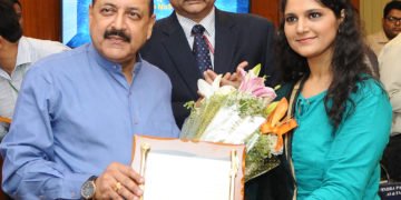 The Minister of State for Development of North Eastern Region (I/C), Prime Ministers Office, Personnel, Public Grievances & Pensions, Atomic Energy and Space, Dr. Jitendra Singh felicitating the Civil Services Toppers (2017), in New Delhi on May 01, 2018.