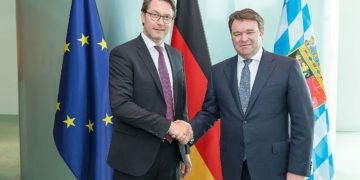 From left to right: Andreas Scheuer (Federal Minister of Transport), Bram Schot (Interim CEO and Member of the Board of Management for Sales and Marketing at AUDI AG)
