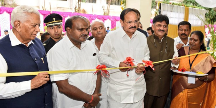 The Vice President, Shri M. Venkaiah Naidu inaugurating the new State Cancer Institute Block, at Kidwai Cancer Institute, in Bengaluru, Karnataka on June 28, 2018.
	The Governor of Karnataka, Shri Vajubhai Vala, the Chief Minister of Karnataka, Shri H.D. Kumaraswamy and other dignitaries are also seen.