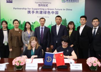 The $200 million A loan agreement was signed today by Director of ADB’s Private Sector Financial Institutions Division Ms. Christine Engstrom (left, seated) and MFL President Ms. Wan Xiaofang (right, seated) in Beijing. Senior staff from ADB and MFL also attended the signing ceremony.