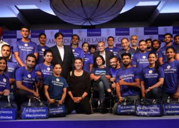 Mr Rashesh Shah, Chairman & CEO, Edelweiss Group (centre); Mr Rajeev Mehta, IOA Secretary; Bollywood superstar, Akshay Kumar and Rujan Panjwani,  Executive Director, Edelweiss Group with the 2018 Asian Games and Para Asian Games athletes before the India contingent send-off event in Mumbai on Saturday.