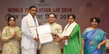The Union Minister for Health & Family Welfare, Shri J.P. Nadda felicitating the Prerna beneficiaries, at the inauguration of a workshop Population Stabilisation: A Right and Responsibility, on the occasion of the World Population Day, in New Delhi on July 11, 2018.
	The Secretary, Ministry of Health & Family Welfare, Smt. Preeti Sudan is also seen.