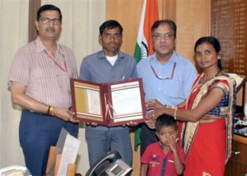 The Chairman, Railway Board, Mr. Ashwani Lohani felicitating Mr. Balwant Parmar, Trackman, Ratlam Division, for his promptness on duty and averting a serious accident, in New Delhi on July 05, 2018.