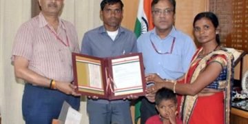 The Chairman, Railway Board, Mr. Ashwani Lohani felicitating Mr. Balwant Parmar, Trackman, Ratlam Division, for his promptness on duty and averting a serious accident, in New Delhi on July 05, 2018.
