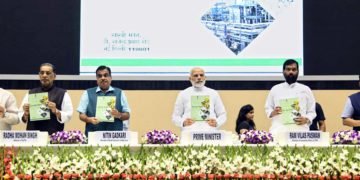 The Prime Minister,  Narendra Modi unveiling the booklet on National Policy on Biofuels 2018, at the inauguration of the World Biofuel Day 2018 programme, in New Delhi on August 10, 2018.
The Union Minister for Road Transport & Highways, Shipping and Water Resources, River Development & Ganga Rejuvenation, Shri Nitin Gadkari, the Union Minister for Science & Technology, Earth Sciences and Environment, Forest & Climate Change, Dr. Harsh Vardhan,  the Union Minister for Agriculture and Farmers Welfare, Shri Radha Mohan Singh, the Union Minister for Consumer Affairs, Food and Public Distribution, Shri Ram Vilas Paswan and Union Minister for Petroleum & Natural Gas and Skill Development & Entrepreneurship, Shri Dharmendra Pradhan are also seen.
