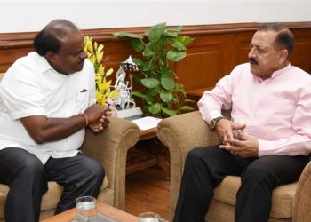 The Chief Minister of Karnataka, H.D. Kumaraswamy meeting the Minister of State for Development of North Eastern Region (I/C), Prime Minister’s Office, Personnel, Public Grievances & Pensions, Atomic Energy and Space, Dr. Jitendra Singh, in New Delhi, on August 30, 2018.