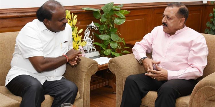 The Chief Minister of Karnataka, H.D. Kumaraswamy meeting the Minister of State for Development of North Eastern Region (I/C), Prime Minister’s Office, Personnel, Public Grievances & Pensions, Atomic Energy and Space, Dr. Jitendra Singh, in New Delhi, on August 30, 2018.