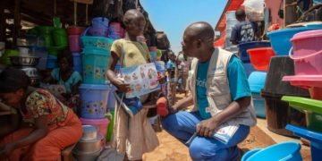 UNICEF/UN0228983/Naftalin
Jean-Pierre Masuku, UNICEF’s Ebola Outreach Officer in North Kivu in The Democratic Republic of the Congo, discusses Ebola prevention with a girl in Ebola-affected Beni.