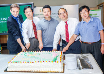 Dr. Chunyu Zhang, the founder, Mr. Chunshui Liu, the partner, and the guests take a group photo (Photo: Business Wire)