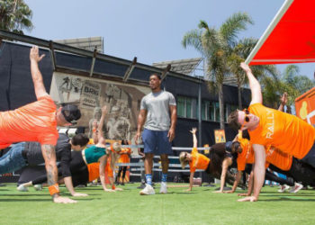 Personal trainer Ron "Boss" Everline, whose celebrity clients include Rally Health Ambassador Kevin Hart, led group workouts at the "Rally on the Road" event today in Los Angeles to demonstrate simple exercises that can be done anywhere, anytime to improve health. (Photo: Business Wire)