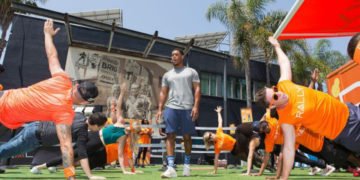 Personal trainer Ron "Boss" Everline, whose celebrity clients include Rally Health Ambassador Kevin Hart, led group workouts at the "Rally on the Road" event today in Los Angeles to demonstrate simple exercises that can be done anywhere, anytime to improve health. (Photo: Business Wire)