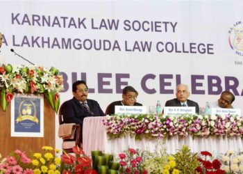 The President, Ram Nath Kovind addressing at the Platinum Jubilee Celebration of Karnataka Law Society & Raja Lakhamgouda Law College, at Belagavi, in Karnataka on September 15, 2018. The Governor of Karnataka, Shri Vajubhai Vala and other dignitaries are also seen.