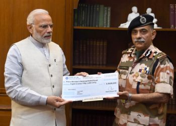 The DG, ITBP, Shri R.K. Pachnanda presenting a cheque of Rs.8.5 crore to the Prime Minister, Narendra Modi, towards the Prime Minister’s National Relief Fund, in New Delhi on September 10, 2018.