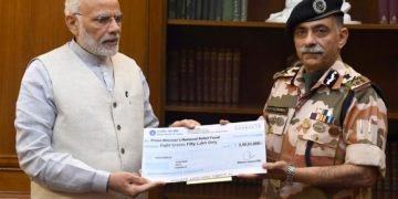 The DG, ITBP, Shri R.K. Pachnanda presenting a cheque of Rs.8.5 crore to the Prime Minister, Narendra Modi, towards the Prime Minister’s National Relief Fund, in New Delhi on September 10, 2018.