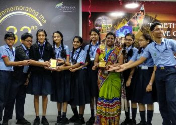 Chairman and Managing Director of Narayana Nethralaya, Dr. Bhujang Shetty along with the students and staff of Sri Vani School who won the prize in puppet show on eye donation commemorating the 33rd National Eye Donation Fortnight at Narayana Nethralaya.