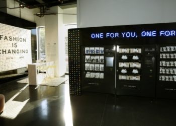 Visa taps into fashion as the Official Payment Technology Partner of New York Fashion Week: The Shows starting on September 6, 2018, New York City. At The Shows, consumers can experience new ways to pay, including tapping to pay with contactless cards and devices within an innovative retail environment. (Photo: Business Wire)