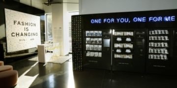 Visa taps into fashion as the Official Payment Technology Partner of New York Fashion Week: The Shows starting on September 6, 2018, New York City. At The Shows, consumers can experience new ways to pay, including tapping to pay with contactless cards and devices within an innovative retail environment. (Photo: Business Wire)