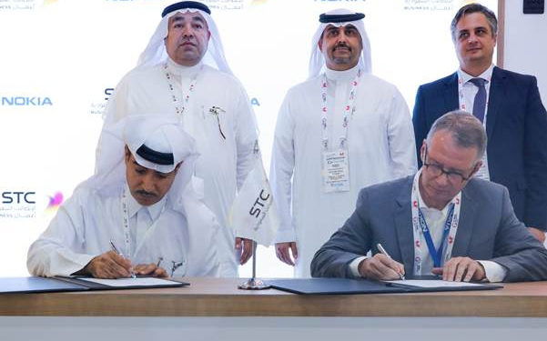 (Left to right) Dr. Fahad Mushayt, CEO, STC Specialized; and Amr K. El Leithy, Head of the MEA market, Nokia, sign MoU. In the background (left to right) Dr. Tarig Enaya, Senior VP of Enterprise Business Unit at STC; Waseem Al-Marzogi, Head of the STC customer business team at Nokia; and Bernard Najm, Head of the Middle East Market Unit, Nokia.