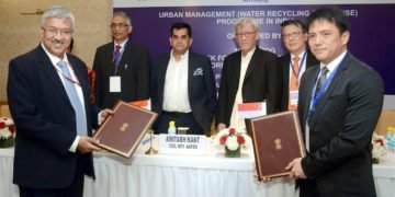 The CEO, NITI Aayog,  Amitabh Kant, the Secretary, Ministry of Drinking Water and Sanitation,Parameswaran Iyer and the High Commissioner of Singapore to India, Mr. Lim Thuan Kuan witness the signing of a collaboration agreement between NITI Aayog, SCE & TEMASEK, at the Capacity Building Programme for Urban Water Management, organised by the NITI Aayog, in New Delhi on November 26, 2018.