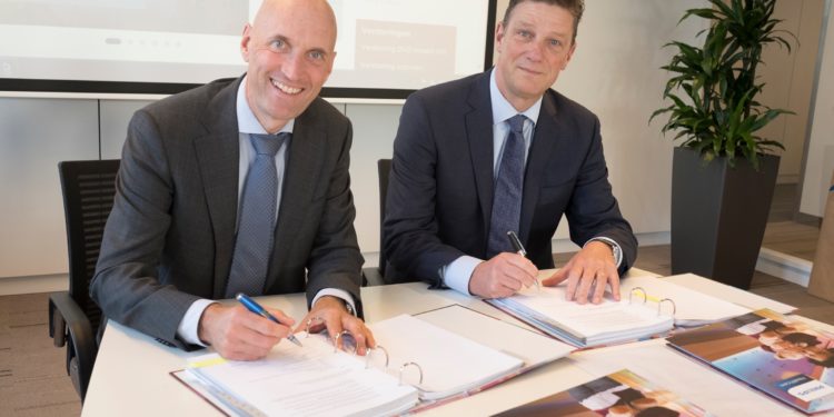 rnst Kuipers, Chairman of the Board of Erasmus University Medical Center (left) and Henk Valk, General Manager Philips Benelux (right) sign long term strategic partnership for hospital-wide ultrasound.