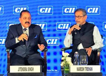 The Minister of State for Development of North Eastern Region (I/C), Prime Minister’s Office, Personnel, Public Grievances & Pensions, Atomic Energy and Space, Dr. Jitendra Singh and the Renowned Cardiologist, Dr. Naresh Trehan at “India Health Summit 2018”, in New Delhi on November 29, 2018.