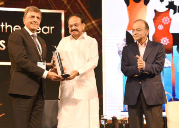 The Vice President, Shri M. Venkaiah Naidu giving away the Emerging Company of the year Award to Page Industries, at the Economic Times Awards 2018 for Corporate Excellence, in Mumbai on November 17, 2018.
 The Union Minister for Finance and Corporate Affairs, Shri Arun Jaitley is also seen.