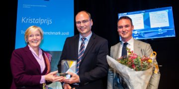 Philips has been awarded the prestigious Dutch ‘Crystal Prize’. (Left to right) Monika Milz, chair of the jury, Marco Baren (Head of Supplier Development & Sustainability at Philips) and Dylan McNeill (Supplier Sustainability Manager at Philips). Photo Philips - Frank van Beek