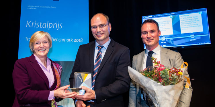 Philips has been awarded the prestigious Dutch ‘Crystal Prize’. (Left to right) Monika Milz, chair of the jury, Marco Baren (Head of Supplier Development & Sustainability at Philips) and Dylan McNeill (Supplier Sustainability Manager at Philips). Photo Philips - Frank van Beek