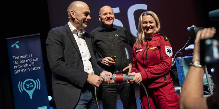 from left; Bjørn Ivar Moen, acting CEO of Telenor Norway, Sigve Brekke, President & CEO of Telenor Group, and paramedic Anne Elisabeth Hengna.