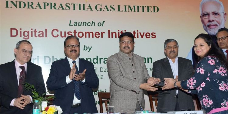 The Union Minister for Petroleum & Natural Gas and Skill Development & Entrepreneurship, Dharmendra Pradhan felicitating the PNG customer at the launch of the “Digital Customer Initiatives” of Indraprastha Gas Limited (IGL), in New Delhi on December 21, 2018.