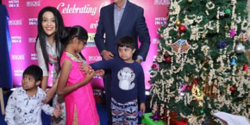 Smt.Amruta Fadnavis with Mr.Alok Tandon, CEO, INOX, celebrating Christmas with special kids at METRO INOX