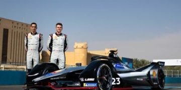 The Nissan e.dams team makes its debut in the FIA Formula E championship in round one of season five.