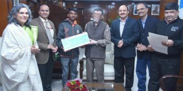 The Minister of State for Labour and Employment (I/C), Santosh Kumar Gangwar honouring  Siddhu Siddrameshwar Humanabade who saved 10 lives in fire accident which broke out in Kamgar ESI Hospital, Mumbai, in New Delhi on December 31, 2018. The Secretary, Ministry of Labour and Employment,Heeralal Samariya is also seen.