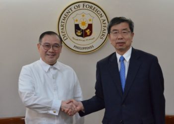 ADB President Mr. Takehiko Nakao (right) with the Philippines’ Foreign Affairs Secretary Mr. Teodoro L. Locsin Jr. (left). Photo courtesy of DFA.