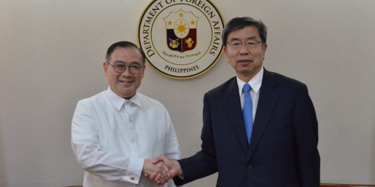 ADB President Mr. Takehiko Nakao (right) with the Philippines’ Foreign Affairs Secretary Mr. Teodoro L. Locsin Jr. (left). Photo courtesy of DFA.