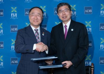 ADB President Mr. Takehiko Nakao (right) and the Republic of Korea Deputy Prime Minister Mr. Nam-ki Hong at the signing in Nadi, Fiji, on 4 May 2019 of a Declaration of Intent to support green infrastructure in Southeast Asia.