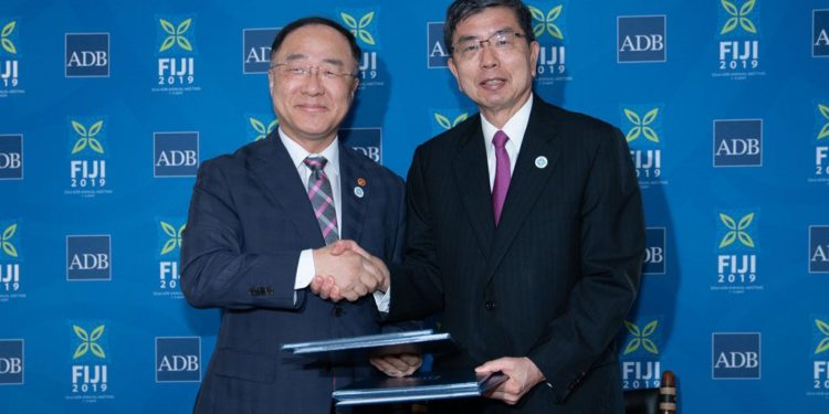 ADB President Mr. Takehiko Nakao (right) and the Republic of Korea Deputy Prime Minister Mr. Nam-ki Hong at the signing in Nadi, Fiji, on 4 May 2019 of a Declaration of Intent to support green infrastructure in Southeast Asia.