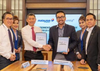 (l-r) Group Managing Director of Apple Vacations, Dato’ Sri Koh Yock Heng; Group Executive Chairman of Apple Vacations, Dato’ Sri Lee Ee Hoe; Senior Management Team of Malaysia Airlines, Mr Hazman Hilmi Sallahuddin and Head of Commercial AMAL by Malaysia Airlines, Mr Yazid Mohamed at the agreement signing ceremony at Wisma Apple, Kuala Lumpur.