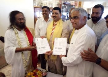 BR Life SSNMC Hospital announced its association with Art of Living Foundation to provide holistic wellness and medical care to its patients. (Seen from L- R ) His Holiness Gurudev Sri Sri Ravi Shankar ji,  Col Hemraj Singh Parmar, Group CEO, BR Life , Commodore  Harsha, Chairman, VVKI and other dignities