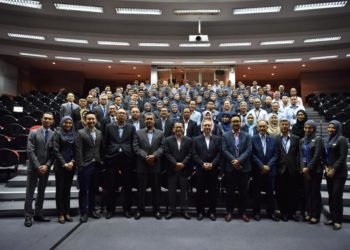 Group photo of CEO of Amal by Malaysia Airlines, Hazman Hilmi Sallahuddin together with the senior management team from Amal and Tabung Haji as well as the cabin crew.