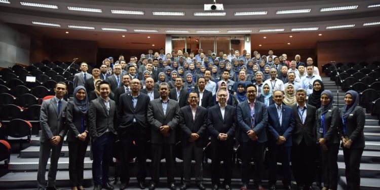 Group photo of CEO of Amal by Malaysia Airlines, Hazman Hilmi Sallahuddin together with the senior management team from Amal and Tabung Haji as well as the cabin crew.