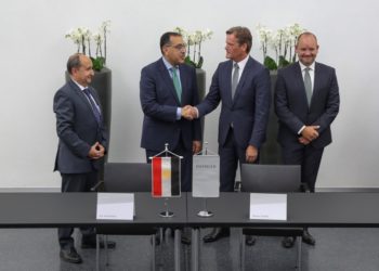 Mercedes-Benz Cars and the Egyptian government have signed a Memorandum of Understanding for local assembly of Mercedes-Benz passenger cars in Egypt: (f.l.t.r.) H.E. Eng. Amr Adel Nassar, Minister of Trade and Industry, H.E. Mostafa Kemal Madbouly, Prime Minister of the Arab Republic of Egypt, Markus Schäfer, member of the Daimler AG Board of Management for Group Research and Mercedes-Benz Cars Development and Jörg Burzer, Executive Board member Mercedes-Benz Cars, Production and Supply Chain. This is the result of successful discussions with the Egyptian government.