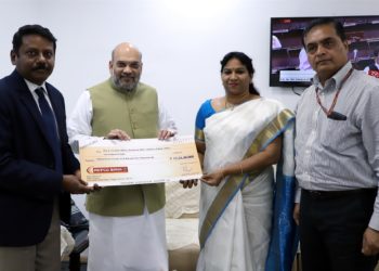 The Chairman, Repco Bank, Dr. P. Senthilkumar and the Managing Director, Repco Bank, Smt. R.S. Isabella presenting a dividend cheque for FY 2018-19 to the Union Home Minister,  Amit Shah, in New Delhi on July 25, 2019.