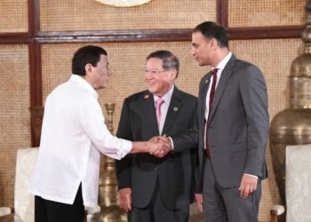 ADB Vice-President Mr. Ahmed M. Saeed (right) with Philippine President Mr. Rodrigo Duterte (left) and Philippine Finance Secretary Mr. Carlos Dominguez III (center) at the signing of the loan for the Malolos–Clark Railway Project.