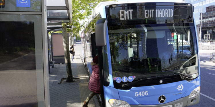 The EMT Madrid transport operator with its environmentally friendly overall concept: 672 Mercedes-Benz natural-gas driven Citaro NGT buses are in operation.