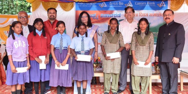 Mr.R A Sankara Narayanan, MD & CEO, Mr. M V Rao and Smt. A. Manimekhalai, Executive Directors of the bank felicitating meritorious students of Government schools/colleges in Bengaluru.