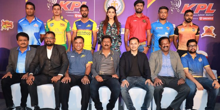 Players (Standing L-R) CM Gautam (Ballari Tuskers), Bharath Chipli (Bijapur Bulls), Amit Verma (Mysuru Warriors), Kannada actress and KPL Brand Ambassador Ms. Ragini Dwivedi, Mir Kaunain Abbas (Belagavi Panthers), Jonathan Rongsen (Bengaluru Blasters) and KB Pawan.
Team representatives (Sitting L-R) R Shailesh (Ballari Tuskers), Kiran Kattimani (Bijapur Bulls), Arjun Ranga (Mysuru Warriors), R Kumar (Shivamogga Lions), Ali Asfak Thara (Belagavi Panthers), Mohan Raju (Bengaluru Blasters) and Abhishek Jindal (Hubli Tigers)